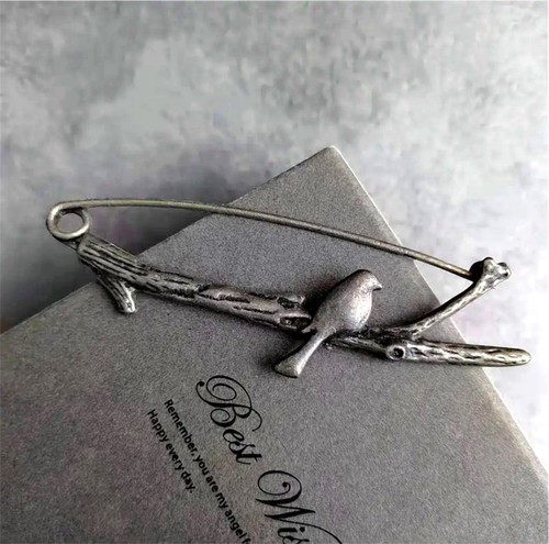 Vintage brosche vogel auf - vogel, ast